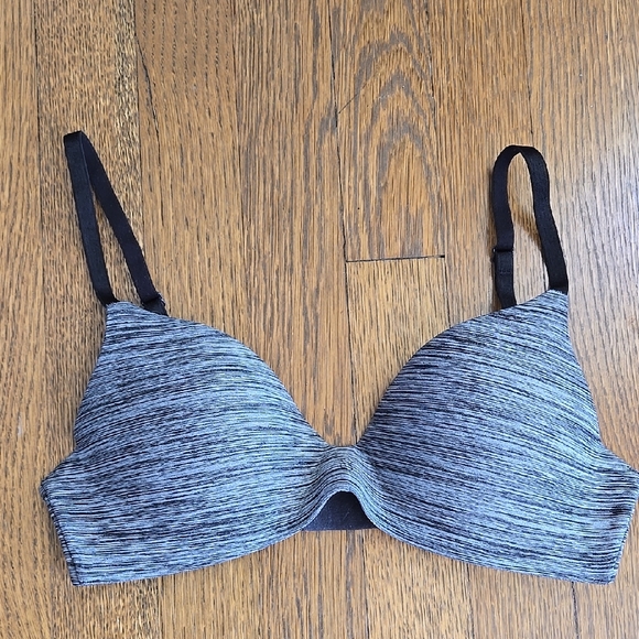 Victoria's Secret No Wire Lightly Padded Bra, Adjustable Straps 32B - Picture 2 of 10